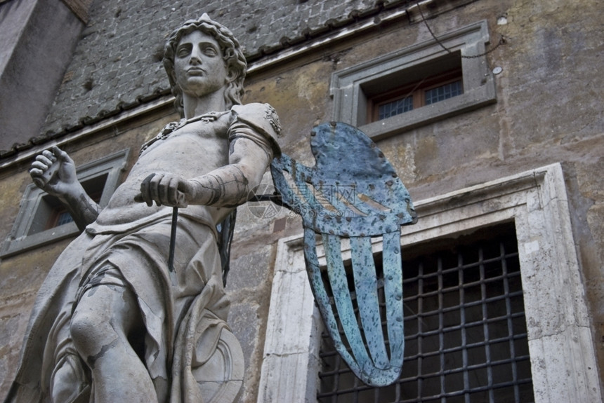 在罗马CastelSantAngelo院子里站立的Arcangel雕塑桑特堡垒罗马的图片