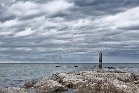 景观浓云威胁着即将来临的暴风雨海前阴云多的一天海景种背景图片