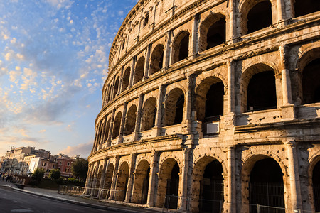 意大利罗马云彩中的巨集之面首都建筑学体育场图片