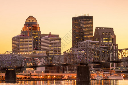 美国肯塔基州路易斯维尔市中心的天线景象旅行建筑学暮图片