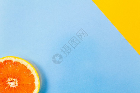 果汁青色黄的单一葡萄水果切片顶端视图紧贴蓝色和对角黄背景的蓝和对角黄背景最小化图片样式带有文本复制空间背景图片