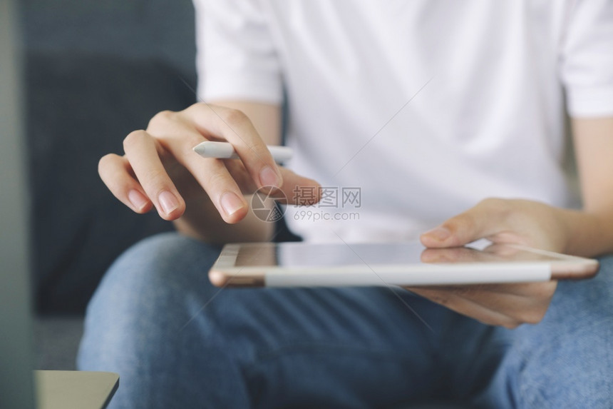 利用在线连接技术促进商业教育和通信使用平板电脑进行闭合的手打字推动商人图片