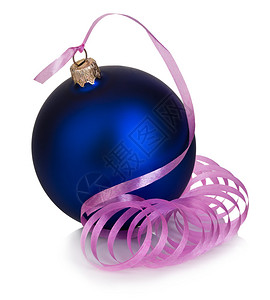 传统的颜色小玩意美丽的蓝色圣诞舞会粉红色丝带紧贴的粉在白背景上被隔离图片