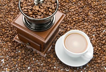 咖啡研磨机和一杯咖啡图片