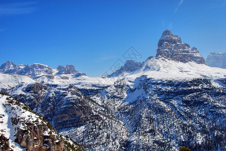 美丽的雪山风景图片