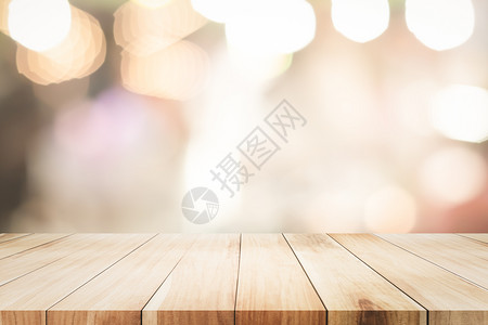 美丽的空木桌平台和夜间bokeh威士忌酒旅行背景图片