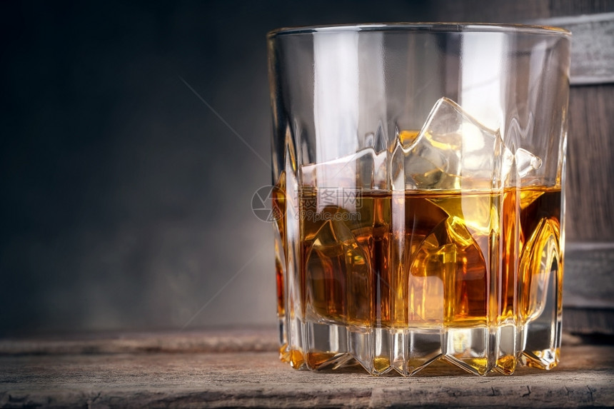 白兰地立方体温度玻璃杯威士忌冰和桶装在底面玻璃杯威士忌加冰图片