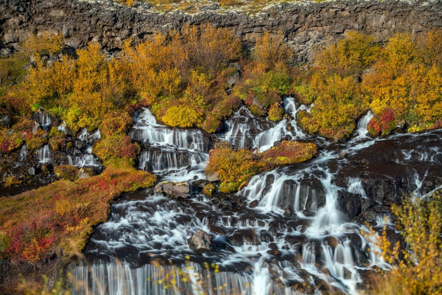 冰岛的Hraunfossar瀑布博尔加峡湾地质学超现实主义图片