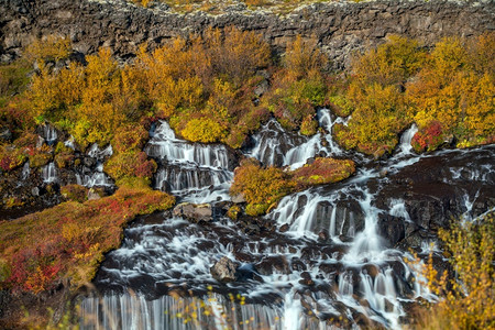 冰岛的Hraunfossar瀑布博尔加峡湾地质学超现实主义图片
