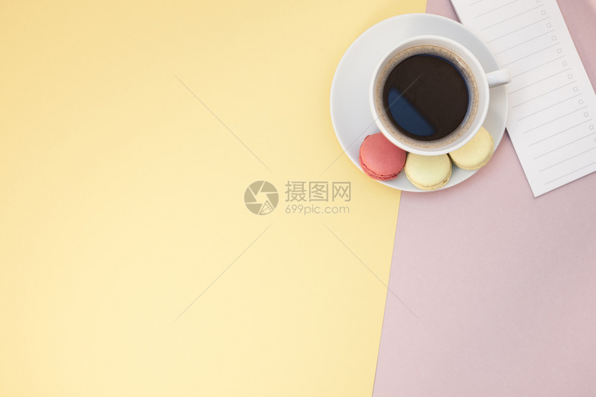 时髦的空有创意咖啡杯马卡龙和空名单平面照片以粉红背景最起码的风格复制空间小样图片