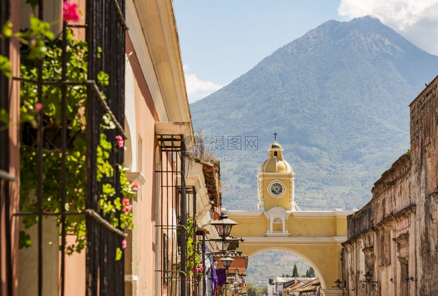 世界安提瓜危地马拉经典的殖民小镇后面有著名的圣卡塔利娜拱门和阿瓜火山美国人街道图片