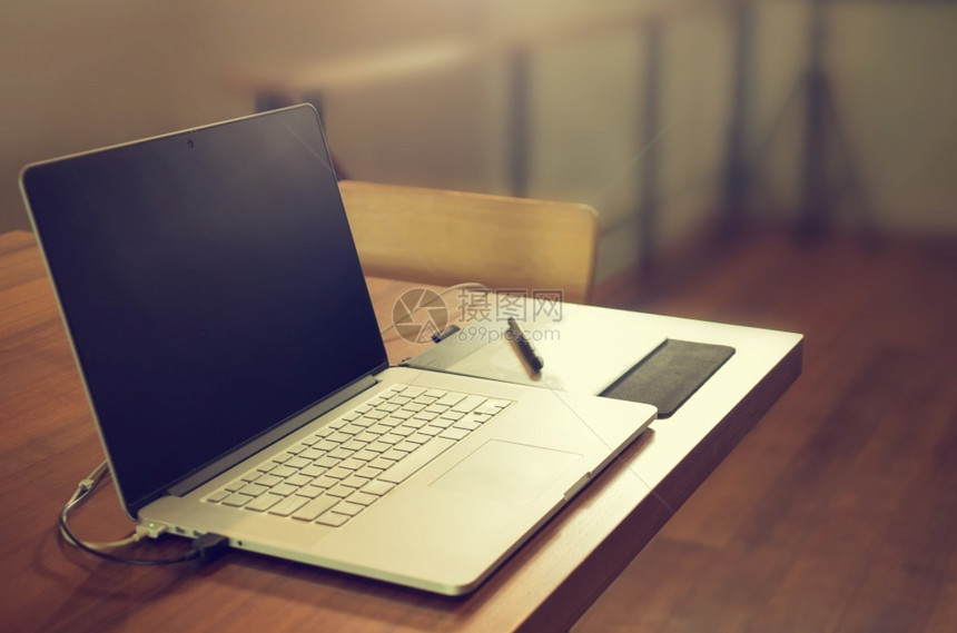 空白的概念工作间桌上有白屏幕的笔记本电脑旧式风格概念工作空间电话现代的图片