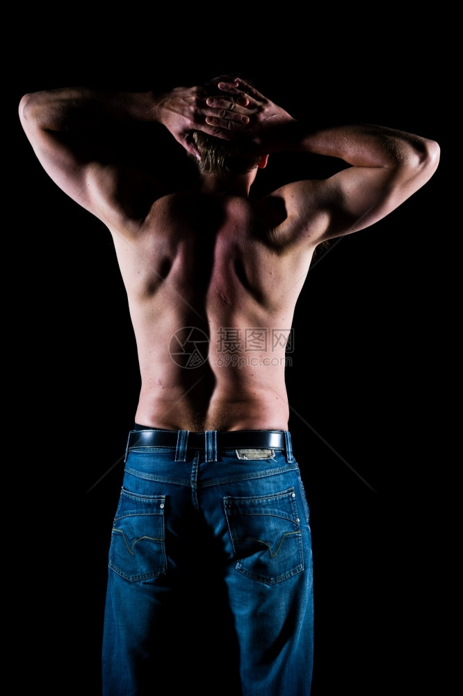 男子气概美丽强的关于肌肉人黑背景的摄影工作室肖像图片