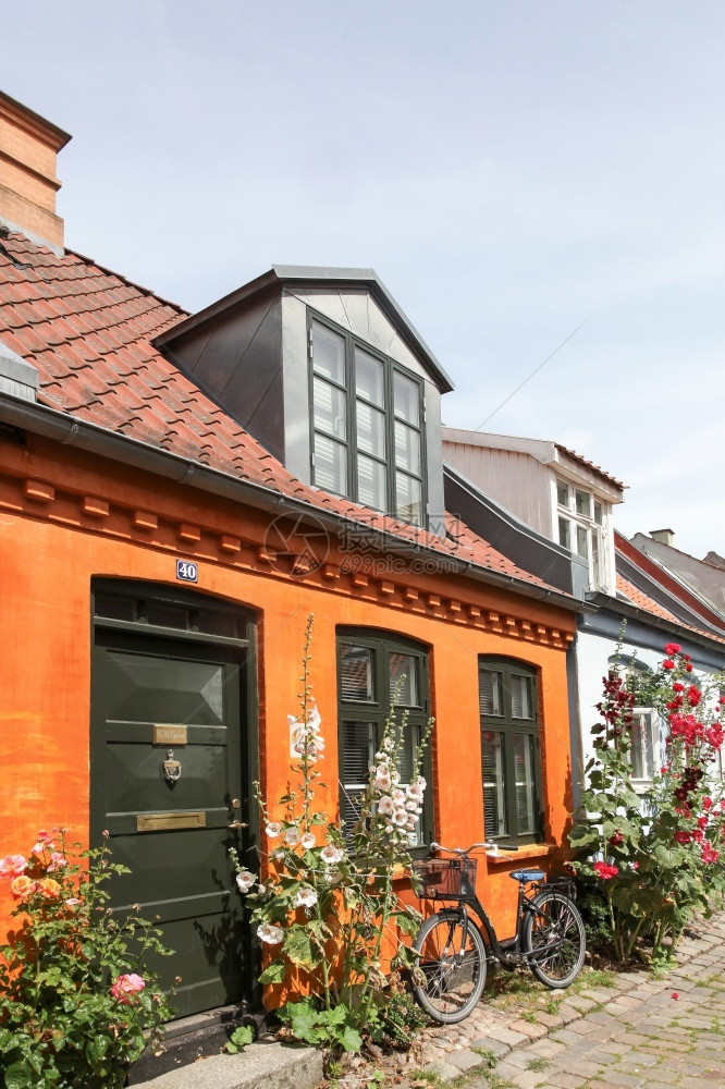 在丹麦奥胡斯古老的伊德利克Mollestien车道是一条闪耀着光芒的街道文化欧洲首都图片