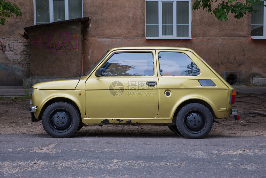 旅行拉脱维亚里加市RetroFiat126街上运输古董图片