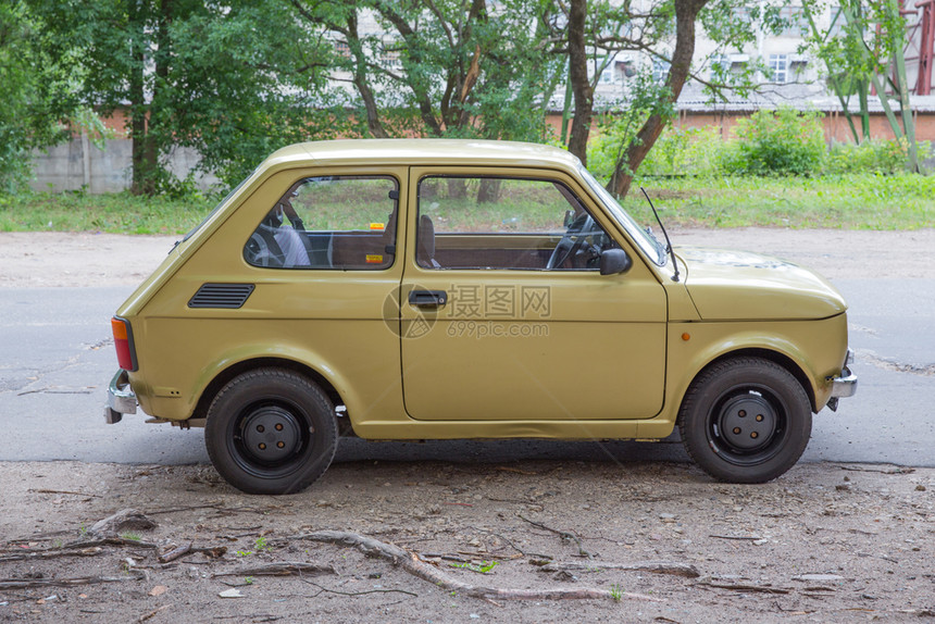 颜色建筑学拉脱维亚里加市RetroFiat126街上旅游图片