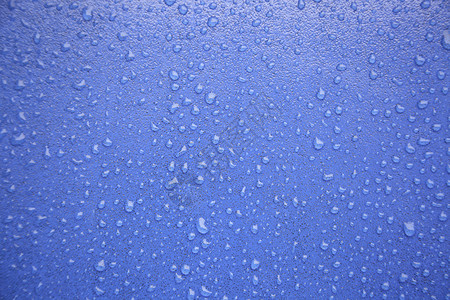 干净的有色蓝水滴湿地表水细节城市雨墙纸图片