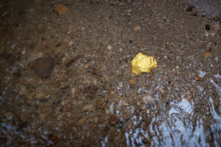 宝藏在有天然水源的矿井中发现纯金矿石河掘图片