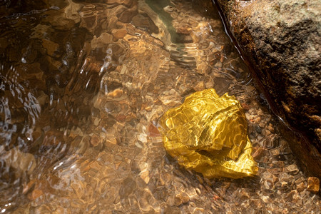 生的明亮在有天然水源矿井中发现纯金矿石河背景图片