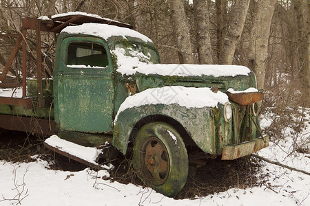 雪胡安一种辆废弃在路旁多年的老卡车一直静地坐着生锈图片