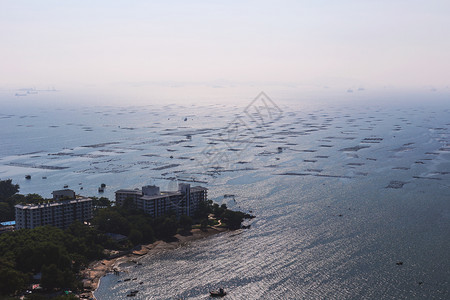 浪潮海洋法语泰国东部地区养殖牡蛎的海景图片