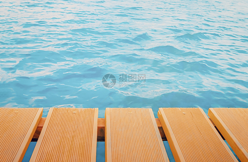 阳台紧闭蓝水波纹的码头橙木板背景与空间可复制海滨码头木板背景户外河图片