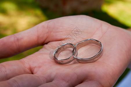 手心中的结婚戒指图片