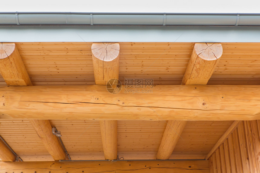 携带建造有树干的新木制房屋顶引流梁图片