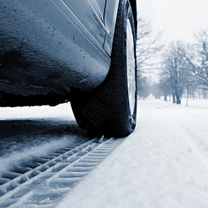 冰雪地中的汽车轮胎轨道冬季运输和轮胎的概念安全暴风雪图片