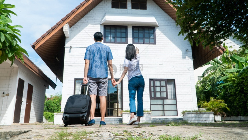 人们户外快乐的一对夫妇在新家前白天搬并开始一个新的家庭生活概念拥有房主和搬迁租图片