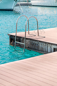 水木塑清爽船坞装有复合甲板和梯子的浮码头图片