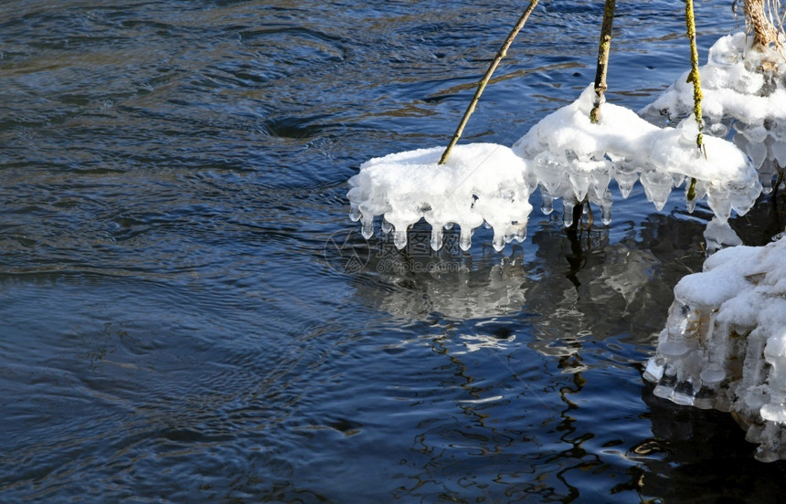 冰水晶在河流上漂罗恩自然白色的图片
