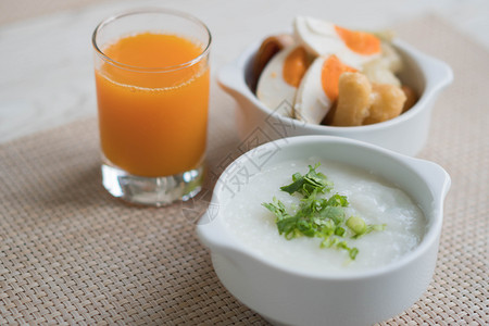 早餐加橙汁的热米饭泥白为了美食图片