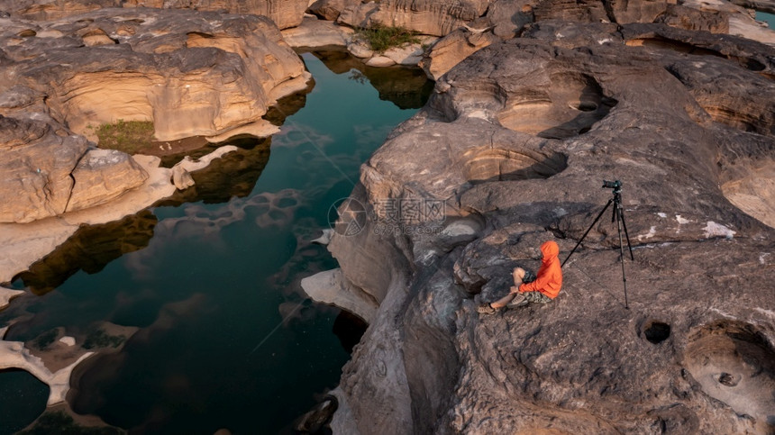 泰国samphunboke大峡谷ubonRatchathani的股票摄影师和相机坐在石头上水海报美丽的图片