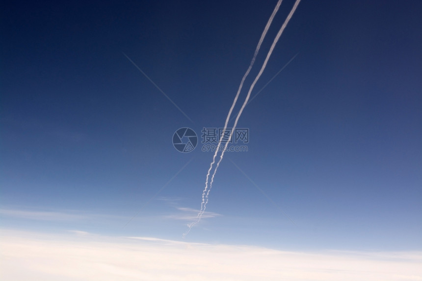 蓝天和空中有反向观光航班角度污染图片