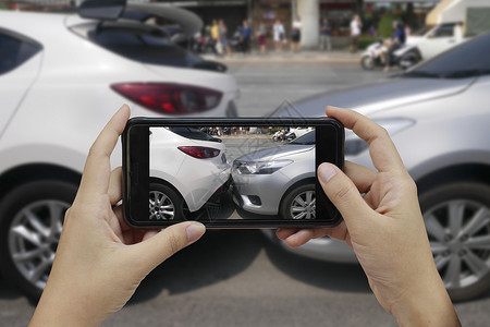 结尾手持智能机在车祸现场拍照为保险事故而发生车祸的现场拍摄受伤为了背景图片