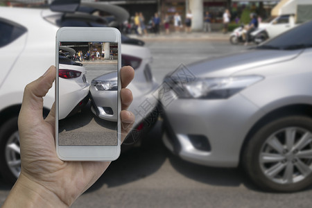 交通破坏兜帽手持智能机在车祸现场拍照为保险事故而发生车祸的现场拍摄图片