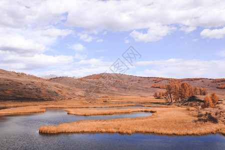 地平线上山区和湖泊图片