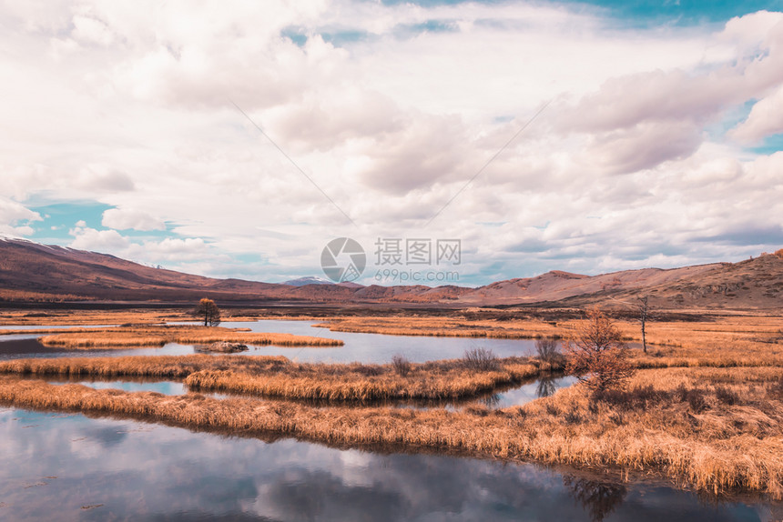 地平线上山区和湖泊图片