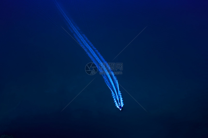 无人驾驶飞机在夜间空中最高风景处喷洒蓝海背由无人驾驶飞机登上旅行海洋溅图片