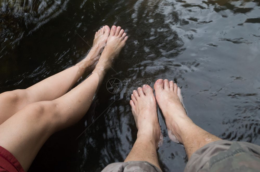 浸泡水泉自然温的男女脚足白色高级图片