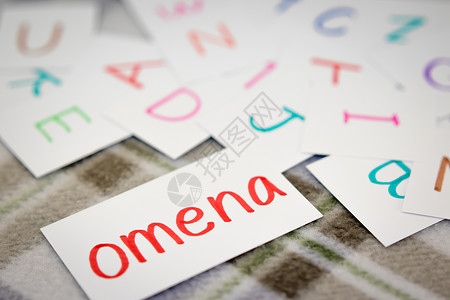 语言信芬兰用字母卡书写APPLE学习新单词大写图片