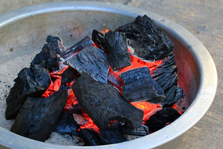 火炬危险碗里的热炭抽象图片