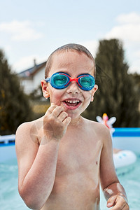夏日泳池玩耍的小男孩图片