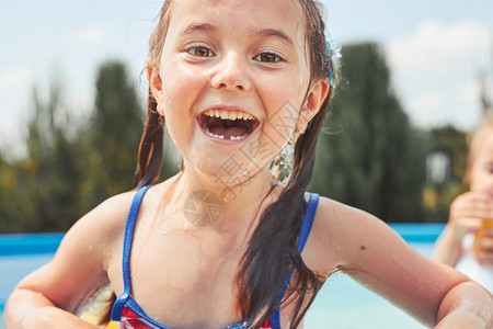 泳池里快乐笑的小女孩图片