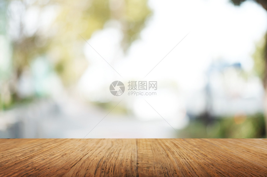 木头模糊的户外绿色自然背景上方空木板桌散景晴天图片