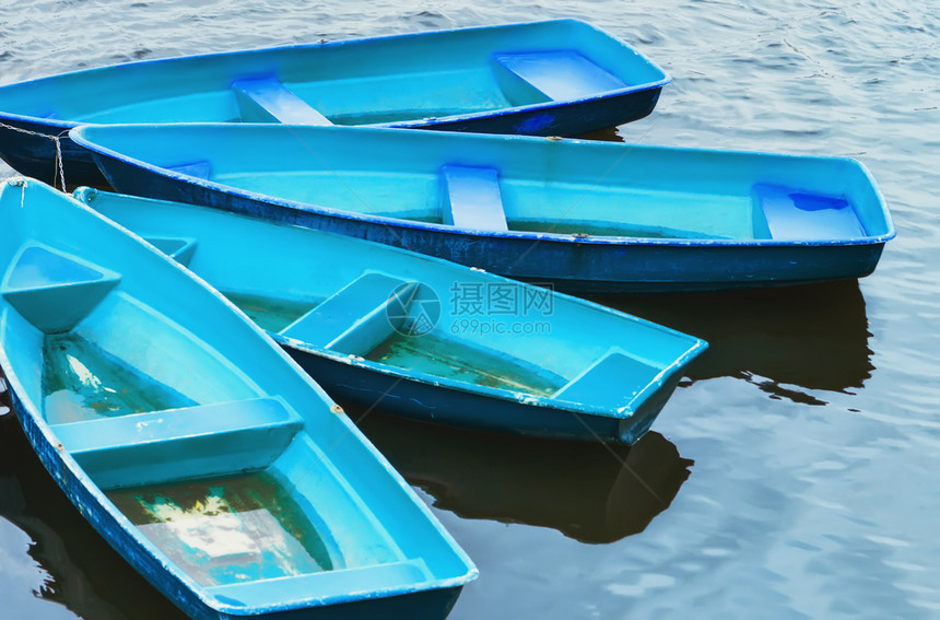 一组捆绑的蓝色和绿宝石娱乐游艇在水软选择重点对水进行选取的蓝休闲船对水上湖公园柔软的图片