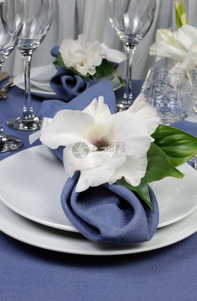 餐桌餐具鲜花装饰图片