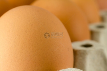 在纸托盘中关闭鸡蛋保护美食目的图片