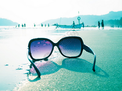 奥隆阿波女士腿船印度南果阿部Palolem海滩沙上的太阳镜背景